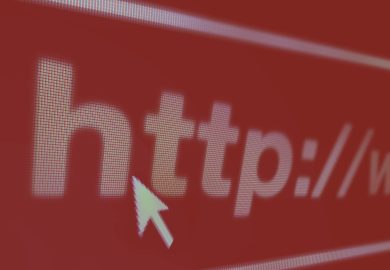 Drogano e stuprano le mogli in video: “Gli utenti mi pagano e mi dicono cosa fare”