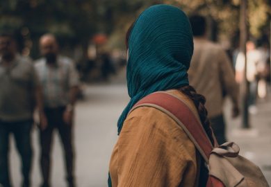 Scandalo nei collegi d’élite britannici in Medio Oriente: “Insegnano a picchiare le mogli”