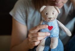 “Ho partorito i bambini delle altre mentre perdevo i miei”, Vittoria e la storia di Resilia