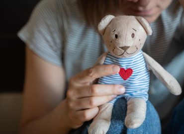 “Ho partorito i bambini delle altre mentre perdevo i miei”, Vittoria e la storia di Resilia