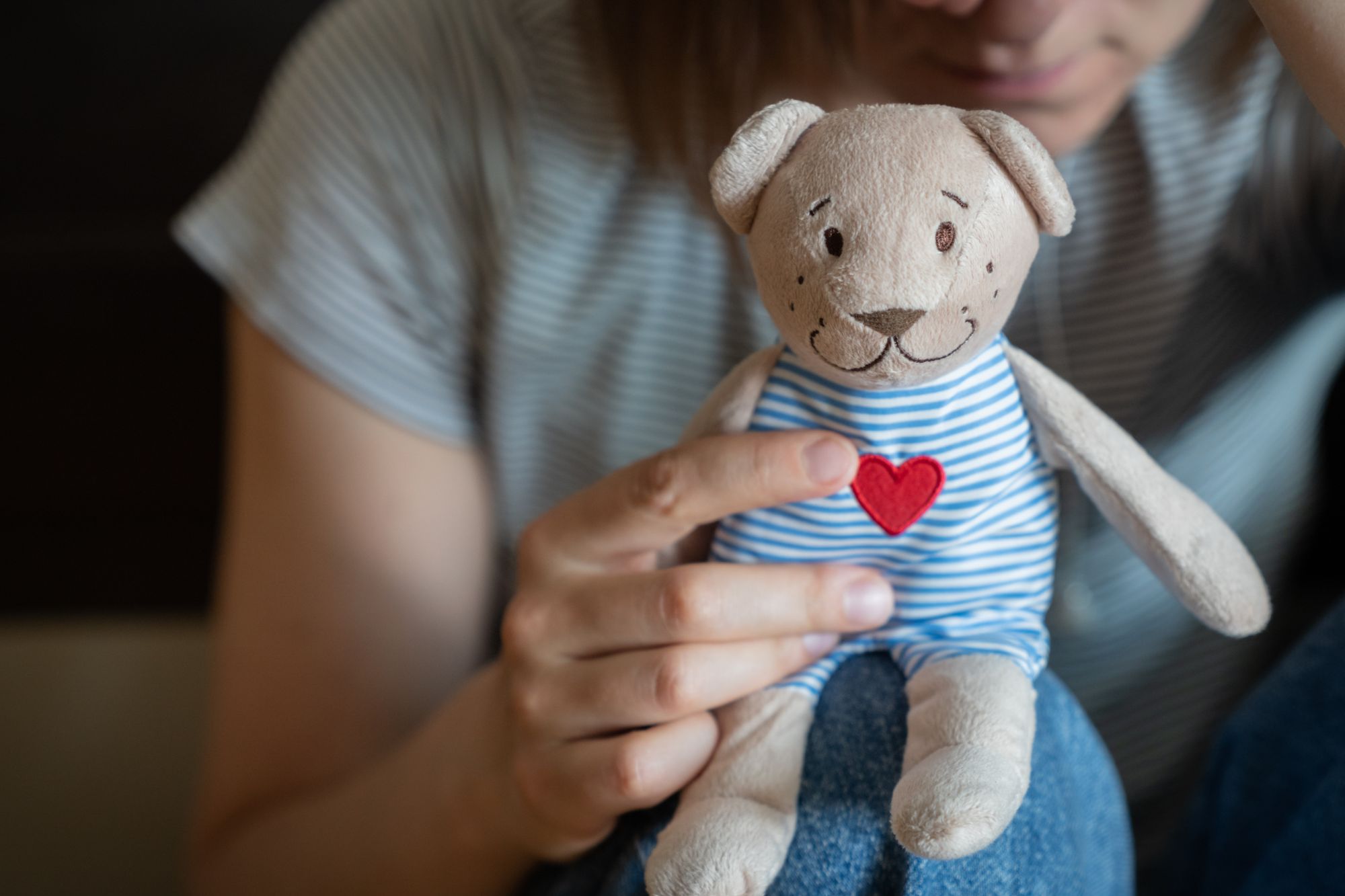 “Ho partorito i bambini delle altre mentre perdevo i miei”, Vittoria e la storia di Resilia