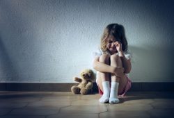 Abusi sessuali su bambini di tre anni, coinvolto il personale scolastico