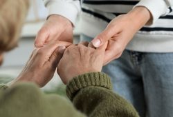 Colf e badanti, ne serviranno oltre 2,2 milioni entro il 2029