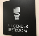 Sirene, Batman e alieni sui bagni: a Grosseto esplode il caso gender neutral
