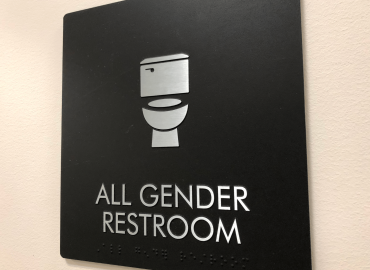 Sirene, Batman e alieni sui bagni: a Grosseto esplode il caso gender neutral