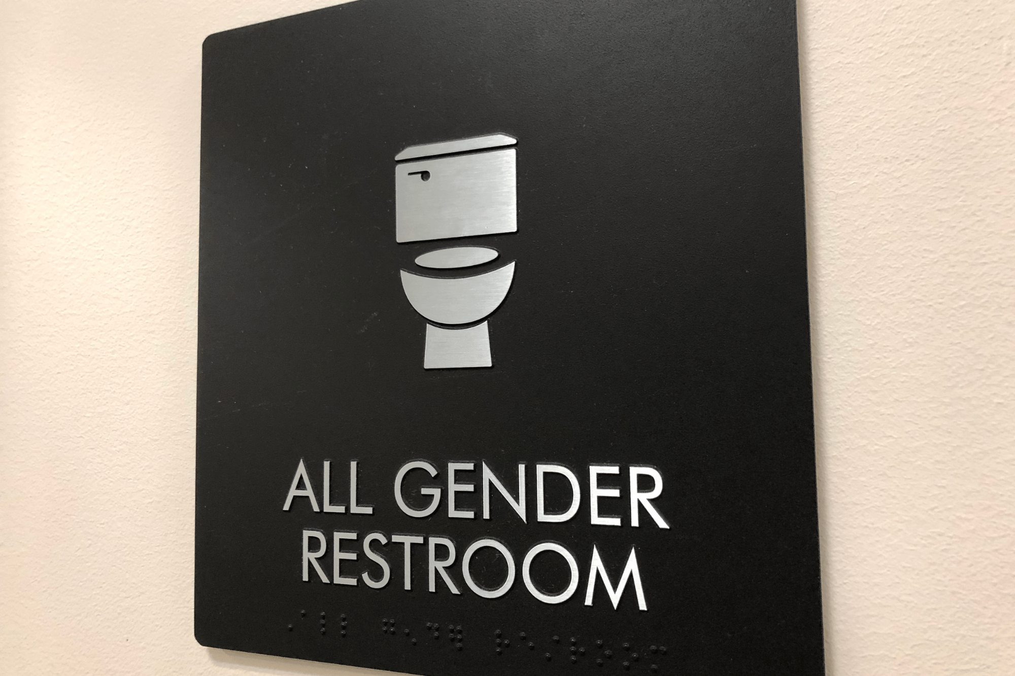 Sirene, Batman e alieni sui bagni: a Grosseto esplode il caso gender neutral