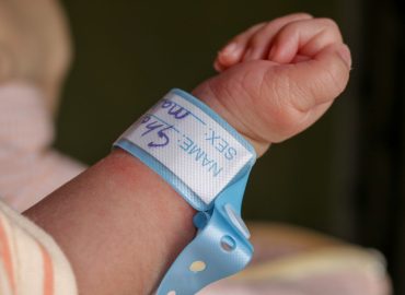 Doppio cognome in Italia: perché la tradizione resiste nonostante il cambio della legge?