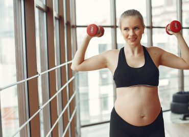 Movimento in gravidanza? Stare meno sedute dimezza i rischi per mamma e bambino
