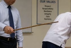 Scuola, al via le punizioni corporali per i bulli: “Fino a tre bastonate”