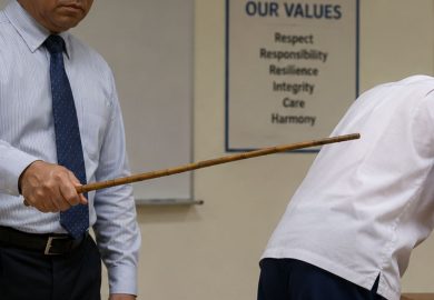 Scuola, al via le punizioni corporali per i bulli: “Fino a tre bastonate”