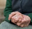La “tassa” sul lutto: perché la morte di un genitore ci rende più poveri