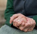 La “tassa” sul lutto: perché la morte di un genitore ci rende più poveri