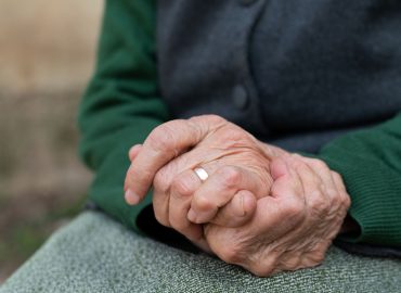 La “tassa” sul lutto: perché la morte di un genitore ci rende più poveri