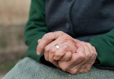 La “tassa” sul lutto: perché la morte di un genitore ci rende più poveri