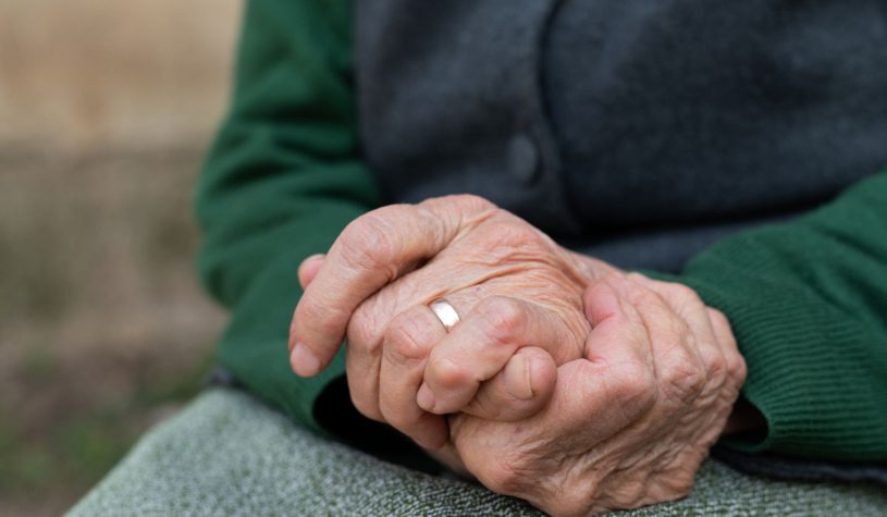 La “tassa” sul lutto: perché la morte di un genitore ci rende più poveri