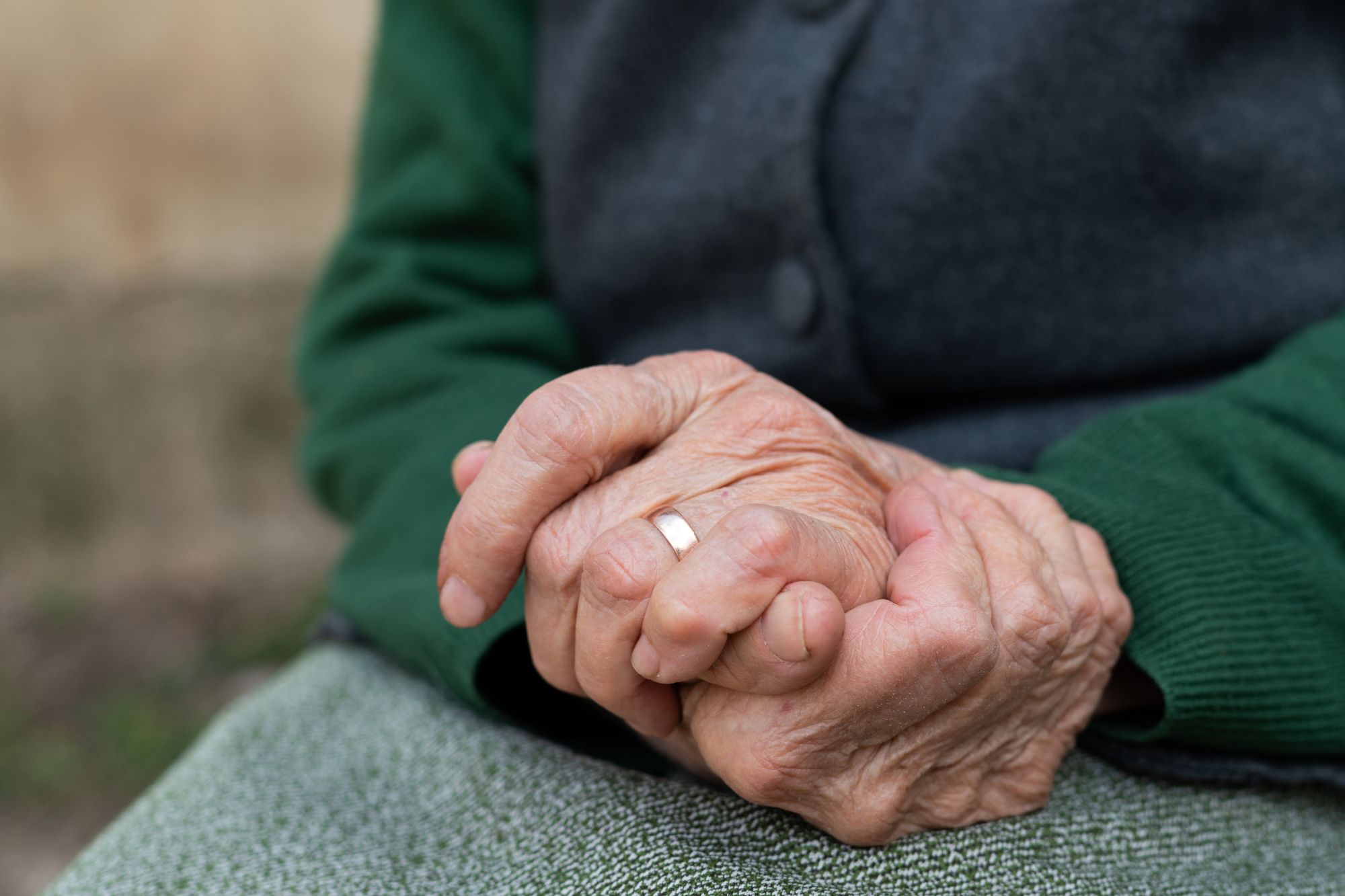 La “tassa” sul lutto: perché la morte di un genitore ci rende più poveri