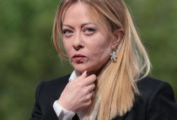 Giorgia Meloni spogliata con l’Ai: “Strumento pericoloso: oggi a me, domani a chiunque”
