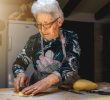 Nonnamaxxing, perché la Gen Z vuole vivere come le nonne italiane