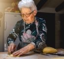 Nonnamaxxing, perché la Gen Z vuole vivere come le nonne italiane