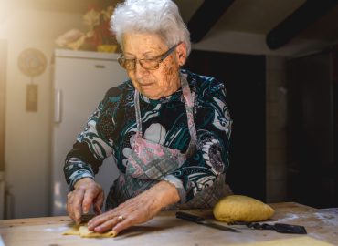 Nonnamaxxing, perché la Gen Z vuole vivere come le nonne italiane
