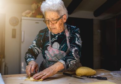 Nonnamaxxing, perché la Gen Z vuole vivere come le nonne italiane