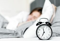 Vivere a lungo? Il segreto è nelle ore di sonno (e no, non sono necessariamente 8!)