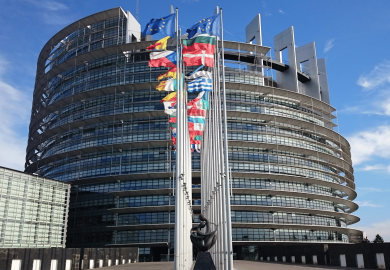 Eurocamera, sì al voto per delega per le deputate incinte o neo-madri