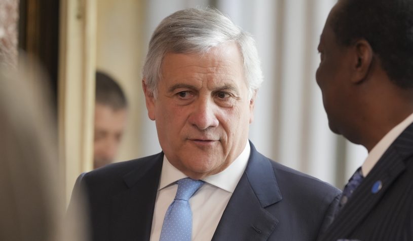 Tajani: “Se facciamo più figli possiamo ridurre il numero dei migranti regolari”