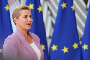 La premier danese Mette Frederiksen con bandiere ue