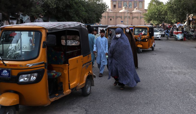 Arrestate in massa perché “indossano l’hijab in modo improprio”, proteste e morti a Herat