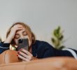 L’iPhone è il vero contraccettivo? I ricercatori: “Così lo smartphone ha svuotato le culle”