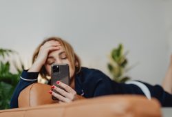 L’iPhone è il vero contraccettivo? I ricercatori: “Così lo smartphone ha svuotato le culle”