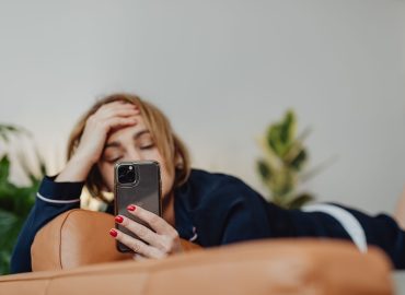 L’iPhone è il vero contraccettivo? I ricercatori: “Così lo smartphone ha svuotato le culle”