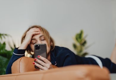 L’iPhone è il vero contraccettivo? I ricercatori: “Così lo smartphone ha svuotato le culle”