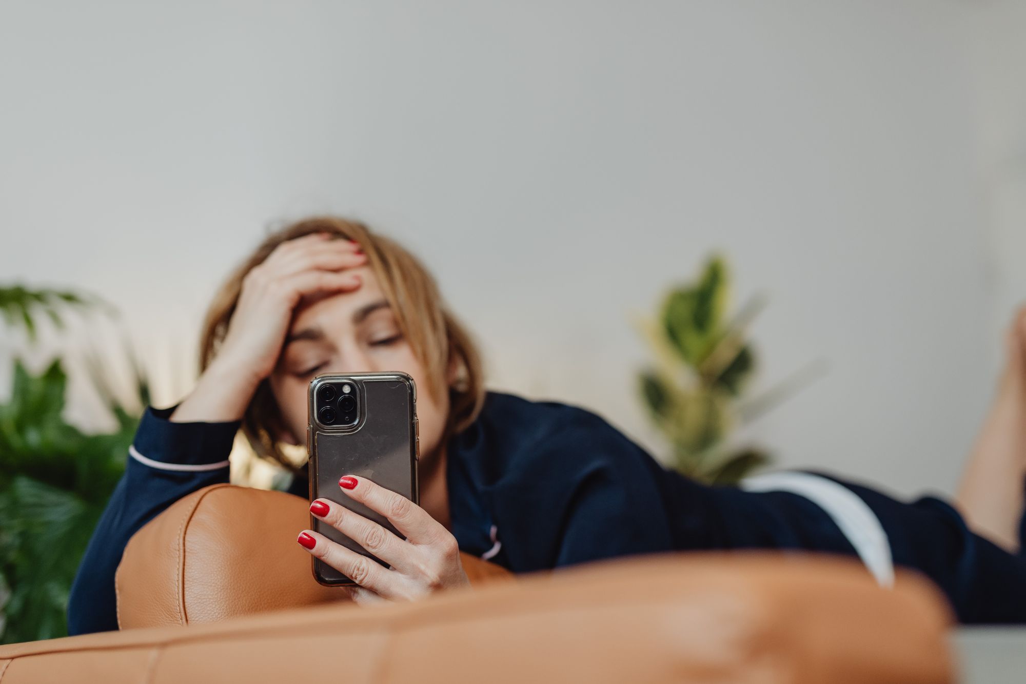 L’iPhone è il vero contraccettivo? I ricercatori: “Così lo smartphone ha svuotato le culle”