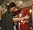 “Generazione Sandwich”, chi sono gli italiani schiacciati tra figli e genitori anziani