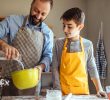 Due stipendi e pannolini divisi, oggi i figli si fanno (davvero) in due: parola di Nobel
