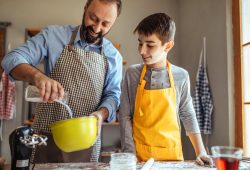 Due stipendi e pannolini divisi, oggi i figli si fanno (davvero) in due: parola di Nobel