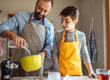 Due stipendi e pannolini divisi, oggi i figli si fanno (davvero) in due: parola di Nobel