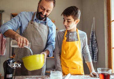 Due stipendi e pannolini divisi, oggi i figli si fanno (davvero) in due: parola di Nobel