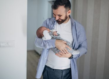 “Una seconda pubertà”, come la paternità riscrive (e rimpicciolisce) il cervello degli uomini