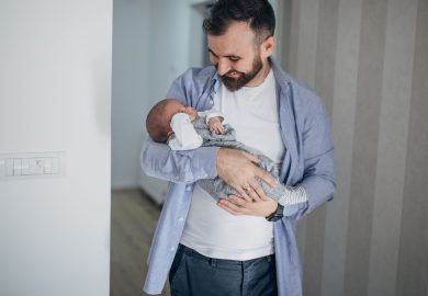“Una seconda pubertà”, come la paternità riscrive (e rimpicciolisce) il cervello degli uomini