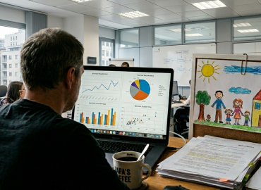 Genitori e lavoro, nuovo incentivo alle aziende: cosa può cambiare per congedi e flessibilità