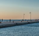 Trieste, coppia di turisti milanesi viola la regola del Pedocin: “Muro che divide uomini e donne è da Medioevo”
