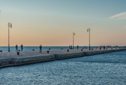 Trieste, coppia di turisti milanesi viola la regola del Pedocin: “Muro che divide uomini e donne è da Medioevo”