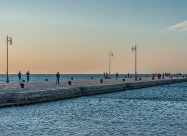 Trieste, coppia di turisti milanesi viola la regola del Pedocin: “Muro che divide uomini e donne è da Medioevo”