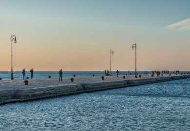 Trieste, coppia di turisti milanesi viola la regola del Pedocin: “Muro che divide uomini e donne è da Medioevo”