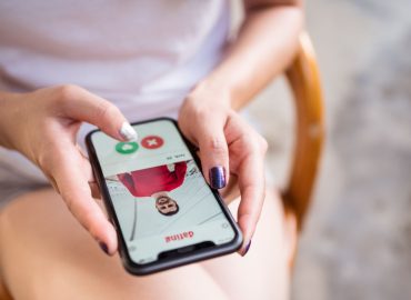 Paura di una figuraccia e ansia da prestazione economica: benvenuti nella “Dating Recession”