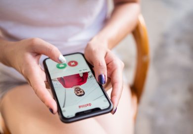 Paura di una figuraccia e ansia da prestazione economica: benvenuti nella “Dating Recession”