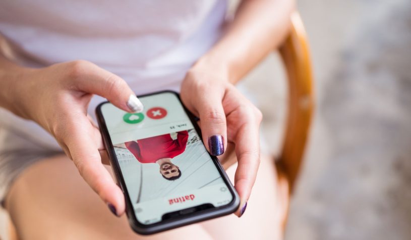 Paura di una figuraccia e ansia da prestazione economica: benvenuti nella “Dating Recession”